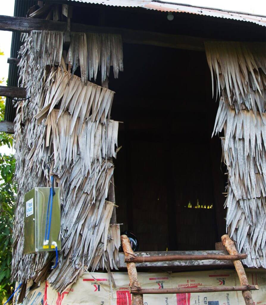 Hütte mit Wasserversorgung für ein Baby in der Leang Dai Community, Kambodscha