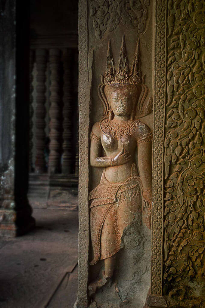 Angkor Wat - Devata an der Eckgalerie