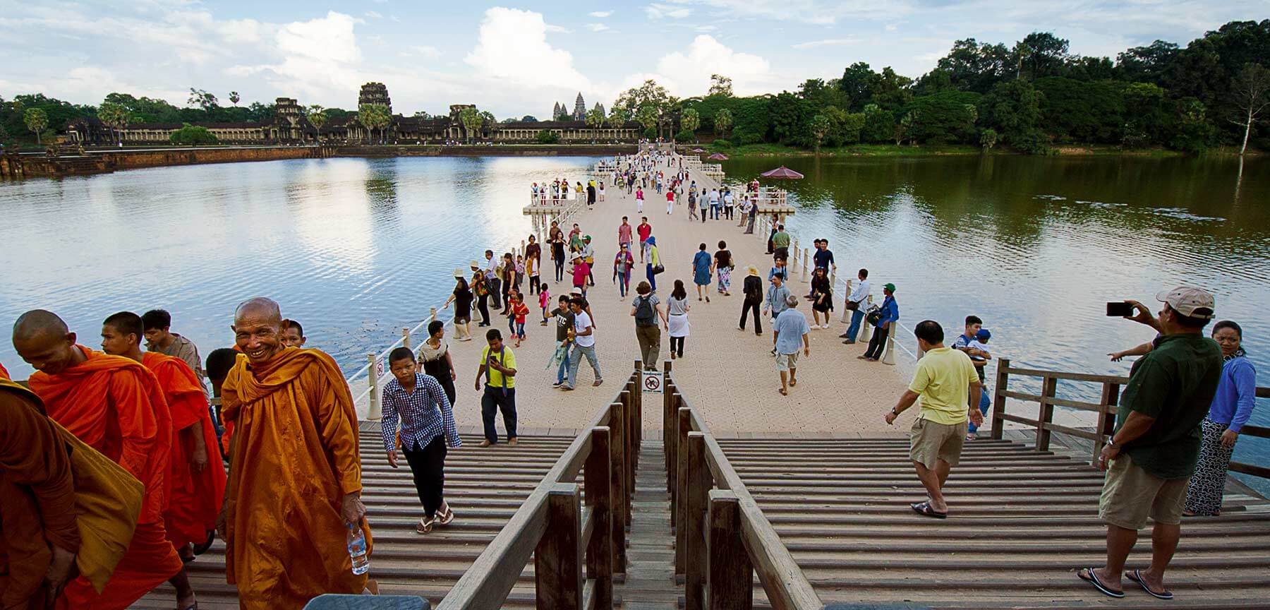 Angkor Wat - schwimmende Brücke am Haupteingang im Westen