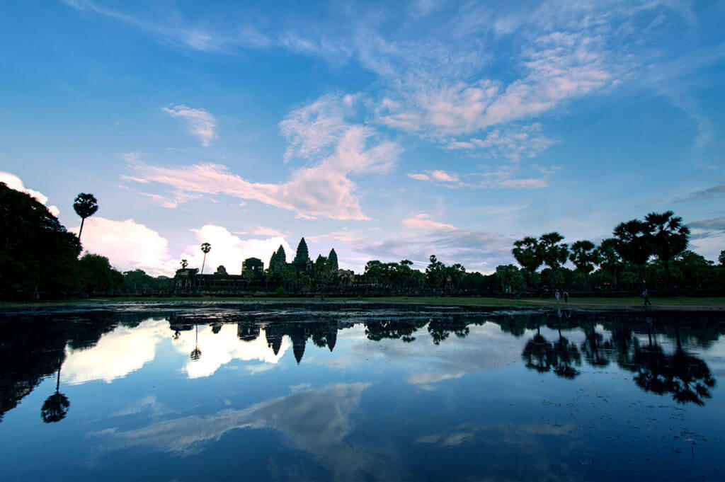 Angkor Wat mit Seerosenteich in der Abendstimmung