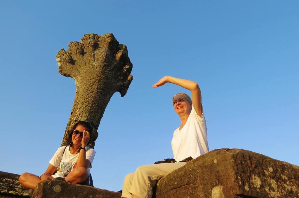 Naga Schlange am Steinweg nach Angkor Wat, Seiyon und Inga ruhen sich aus