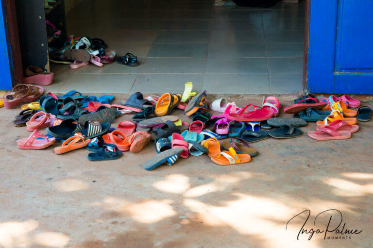 Sandalen vor der Schulklasse in einer Schule in Siem Reap