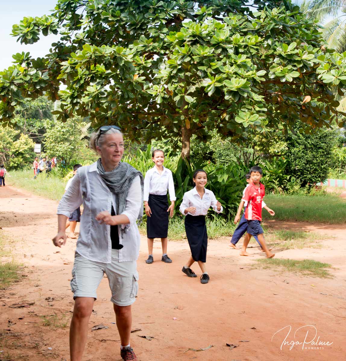 Ich spiele mit den Mädchen auf dem Schulhof an einer Schule in Siem Reap