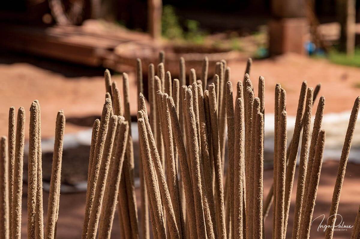 Handgemachte Räucherstäbchen trocknen in der Sonne - Siem Reap