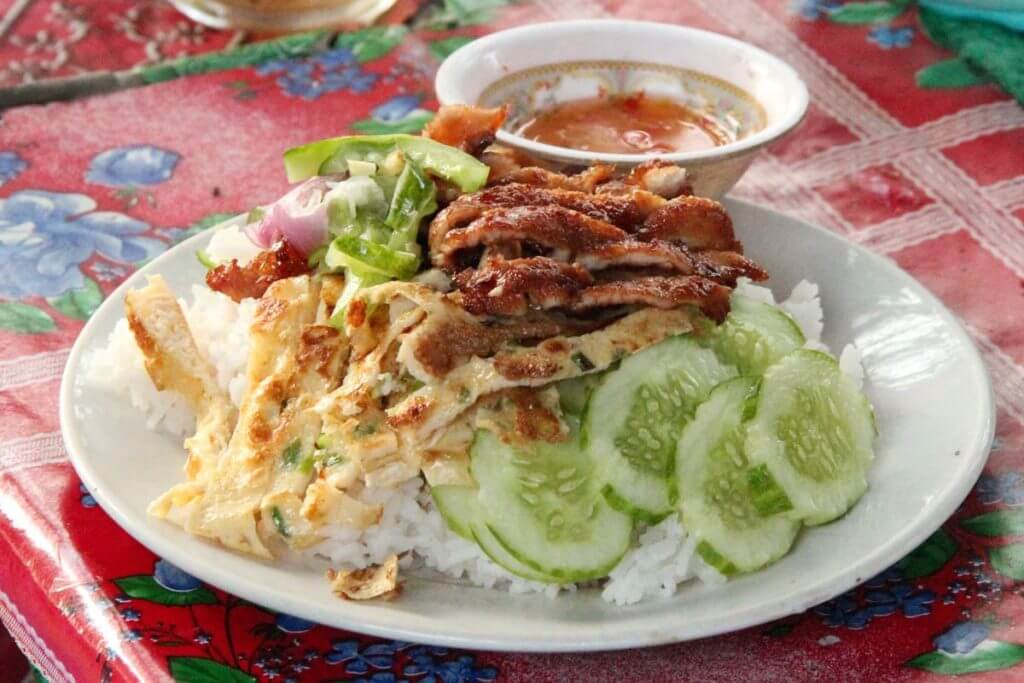 Hühnchen auf Reis zum Frühstück im Angkor Park