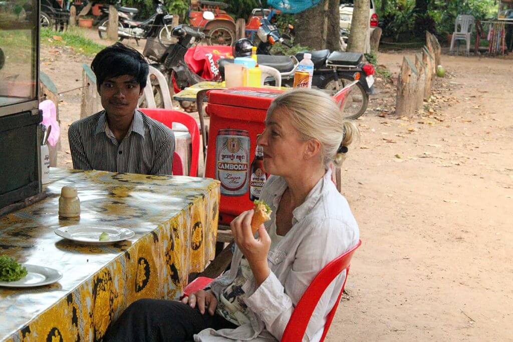 Frühstück an einem Streetfoodrestaurant vor Angkor Wat, Inga