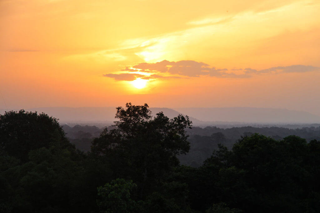 Sonnenaufgang am Phnom Bakheng mit Sicht zum Phnom Bok im Osten