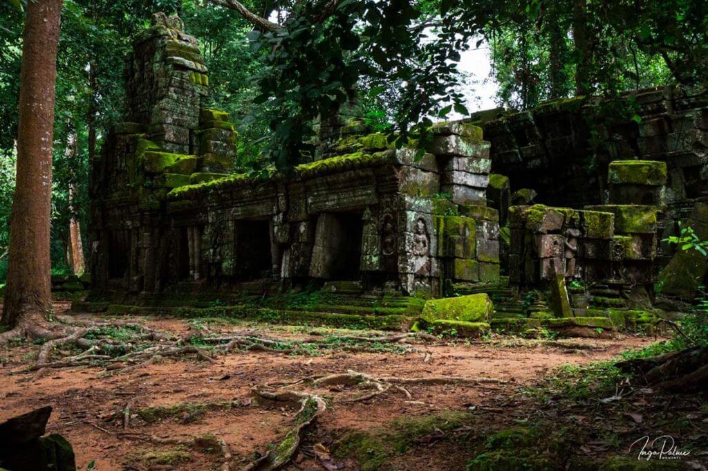 Moosbewachsenes Gebäude vor dem Osteingang von Ta Prohm