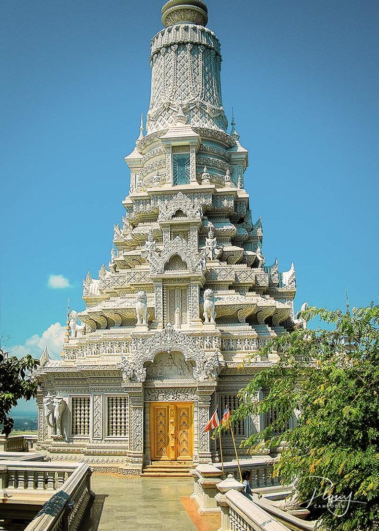 Udong: Weiße Stupa mit Reliquien von Buddha, besonderer Ort zu Meak Bochea