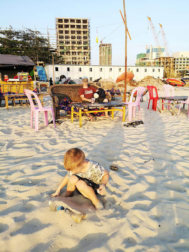 familie strand sihanoukville baustelle skyline