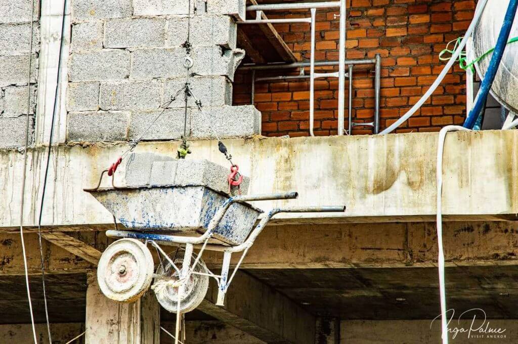 sihanoukville schubkarre baustelle