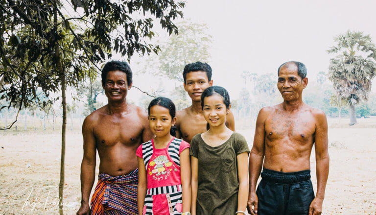 Familie auf dem Land in Kambodscha