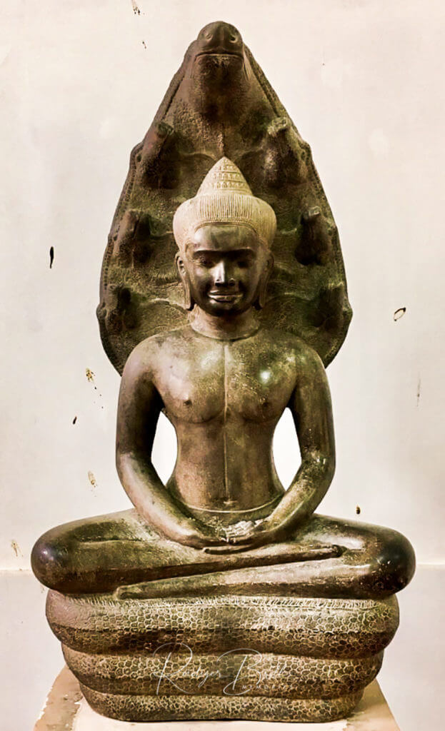 Auf einer Naga (Schlange) sitzende Buddha Statue - Buddha Geste