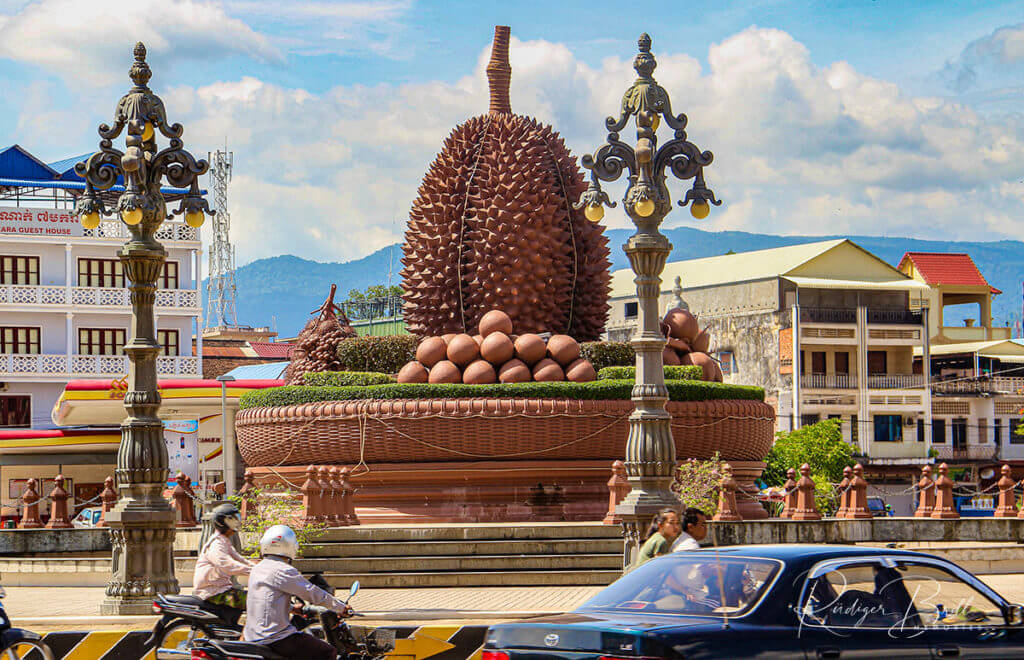 Durian Denkmal als Mitte von einem Kreisverkehr in der Stadt Kampot, Kambodscha.  