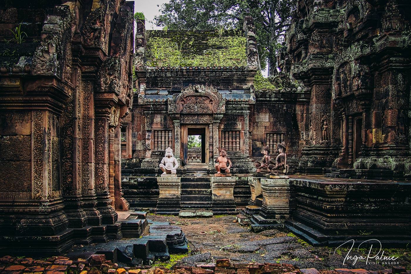 Markante Figuren zieren den Banteay Srei Tempel