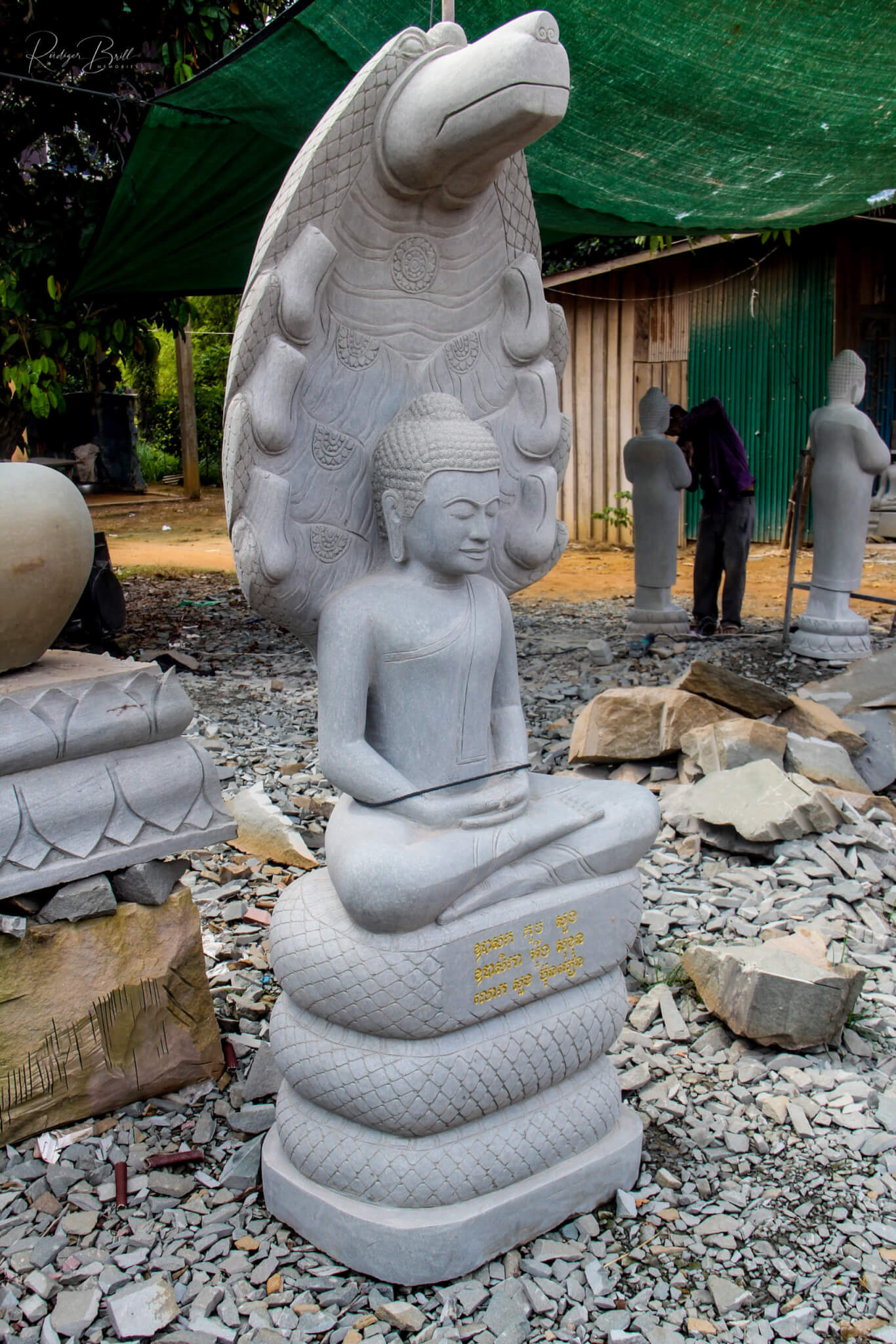 Eine Naga-beschirmte Buddhafigur beim Bildhauer in Kambodscha