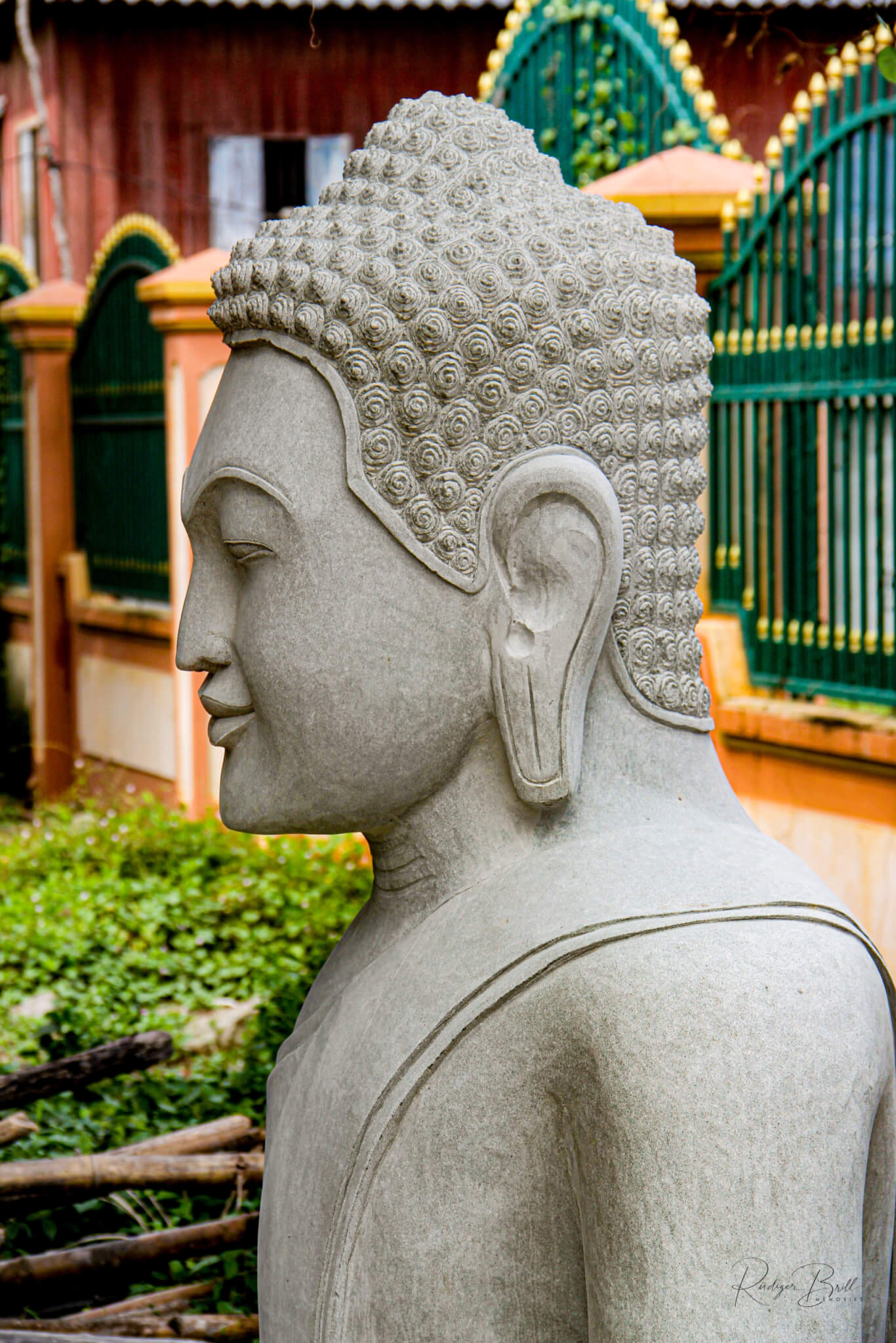 Ein in Stein gemeißelter Khmer-Krieger in einem Garten
Meisterwerk eines Bildhauers in Kambodscha