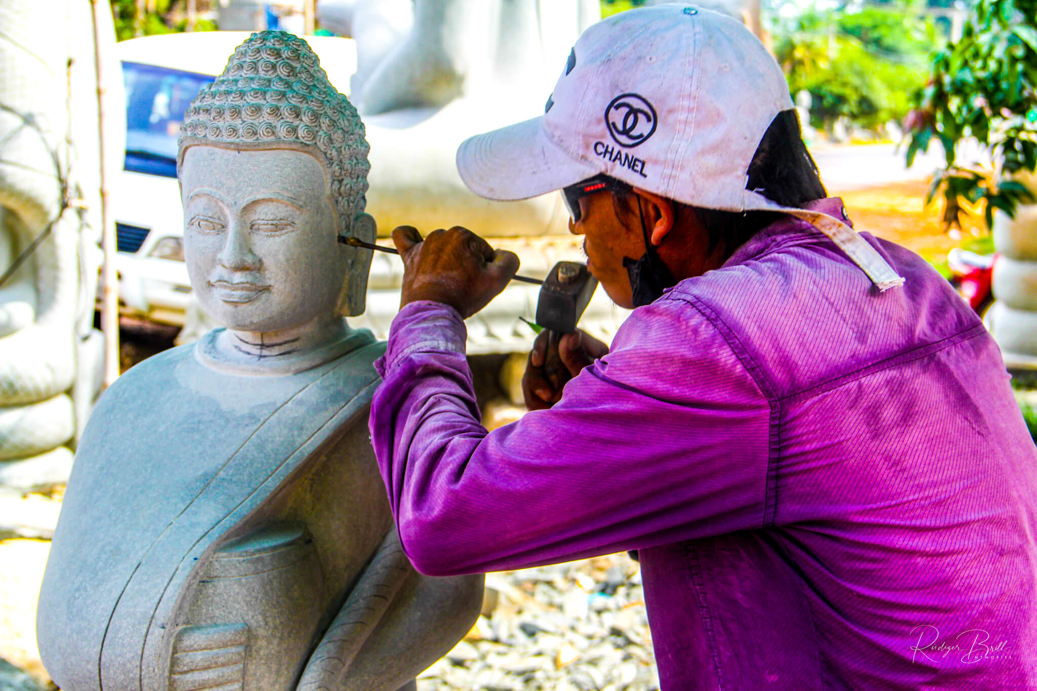 Ein Bildhauer in Kambodscha meißelt das Gesicht einer Buddha-Figur