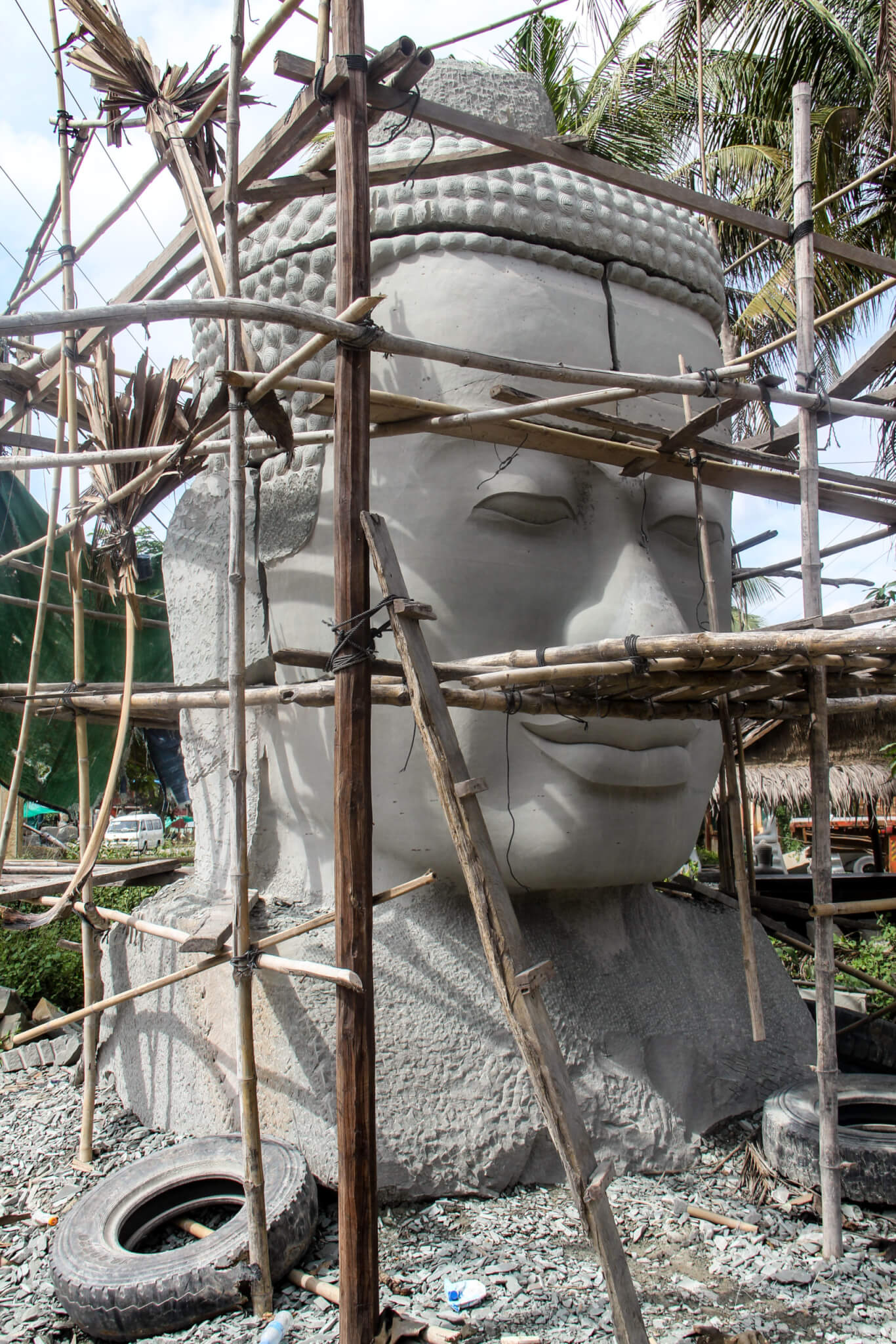 Bayon Kopf in der Werkstatt eines Bildhauers in Kambodscha, eingerüstet