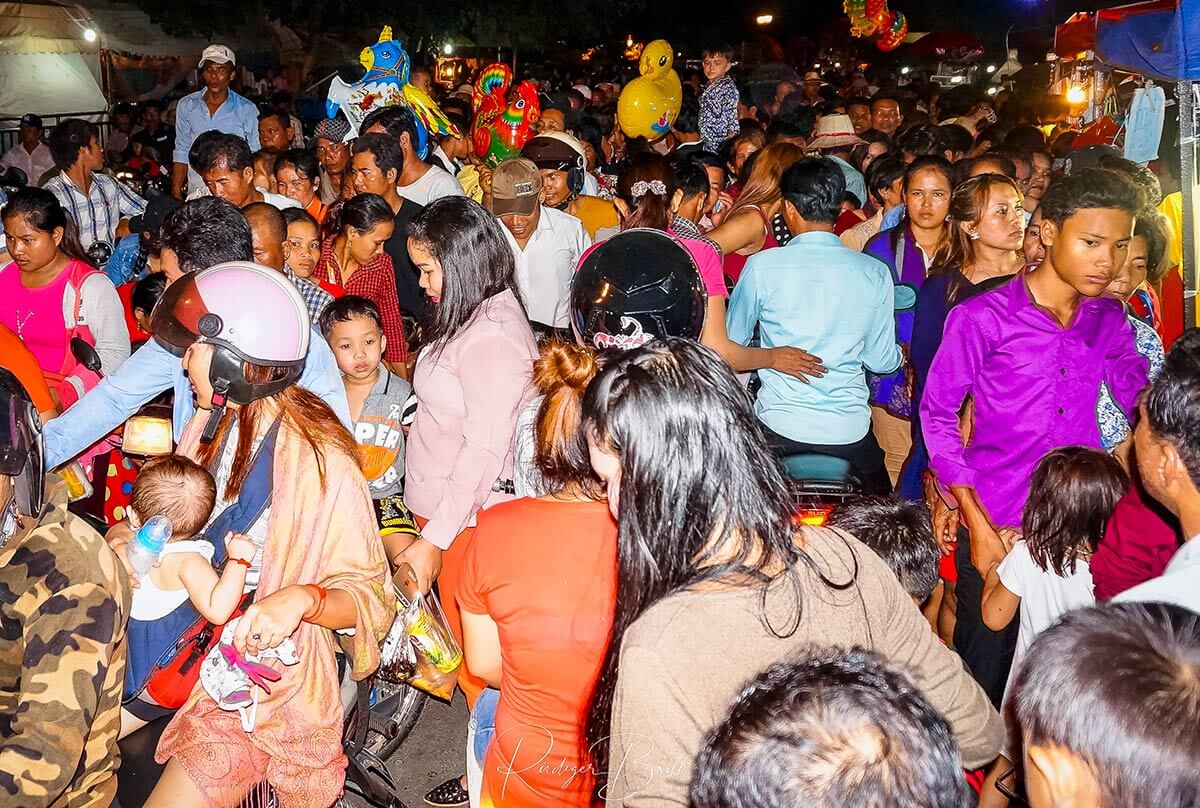 Alle wollen zum Bon Om Touk in Phnom Penh