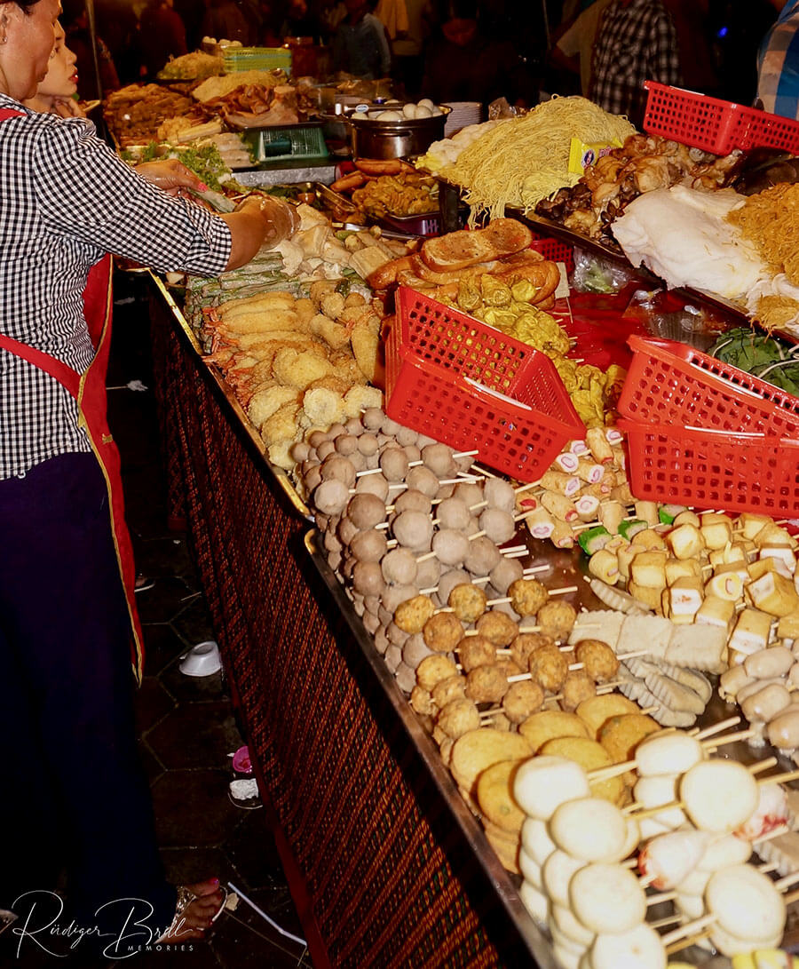 Streetfood im Nachtmarkt von Phnom Penh zum Wasserfestival Bon Om Touk.