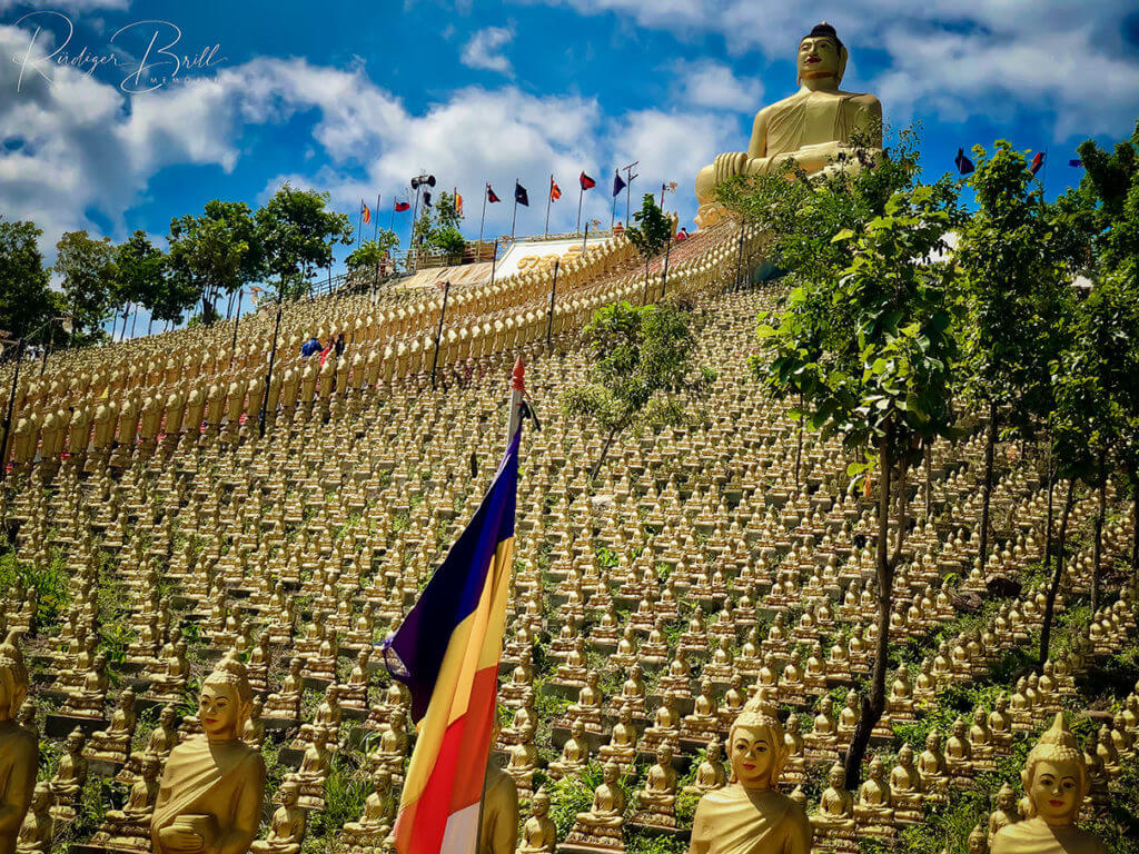 Vergoldete Buddhas am Wat Puth Piri in Kambodscha