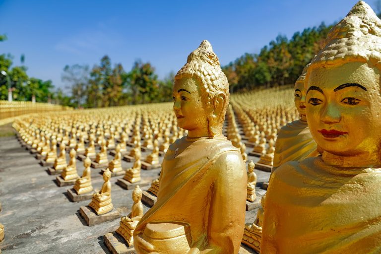 Wat Puth Kiri - Goldene Buddha-Statuen in großer Anzahl.