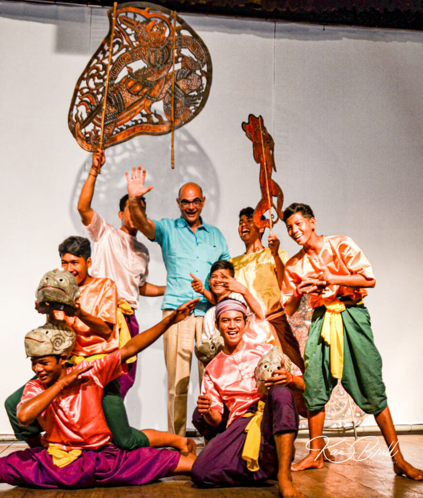 Gruppenfoto mit Maske und Schauspielern des Schattentheaters