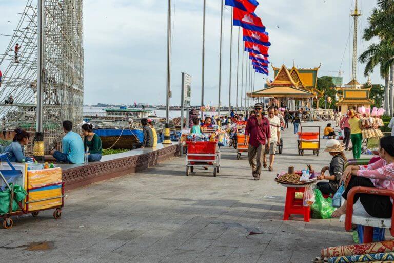 Buntes Treiben auf der Promenad in Phnom Penh