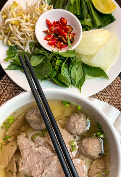 Nudelsuppe mit Fleischeinlage zum Frühstück