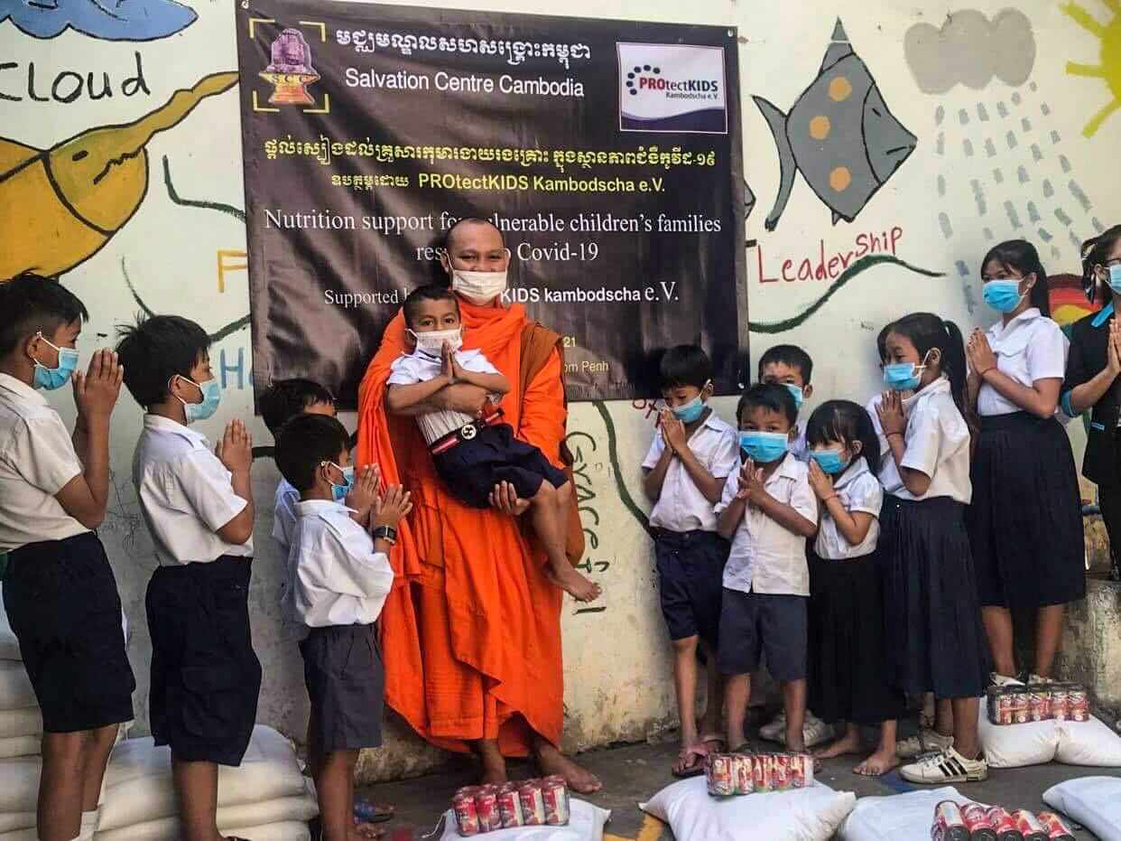 Mönch mit Kindern der Schule von SCC in Phnom Penh
