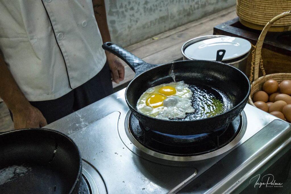 fruehstueck spiegeleier braten hillocks siem reap kambodscha