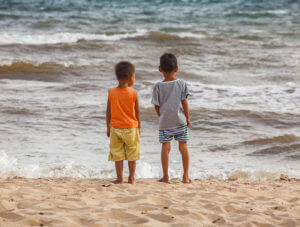 Kinder am Strand von Kep, Foto: Nico Hartung