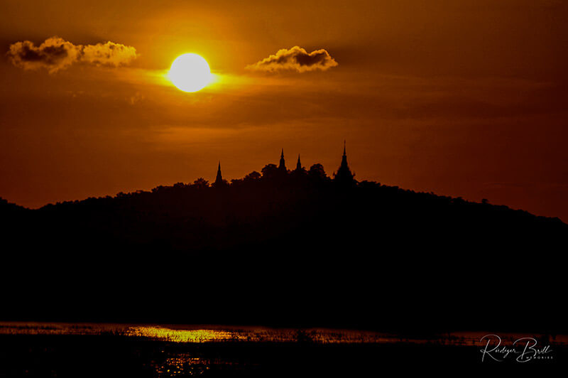 Sonnenuntergang Silhouette Udong in der Provinz Kampong Speu, Kambodscha