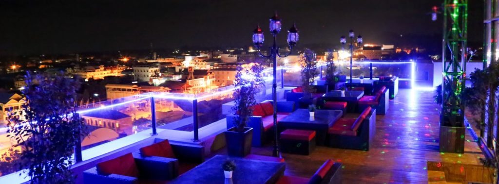 Yeakloam Hotel Banlung Skybar bei Nacht