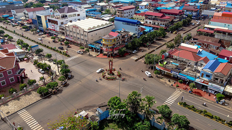 banlung kreisverkehr ratanakiri provinz kambodscha foto silento fong