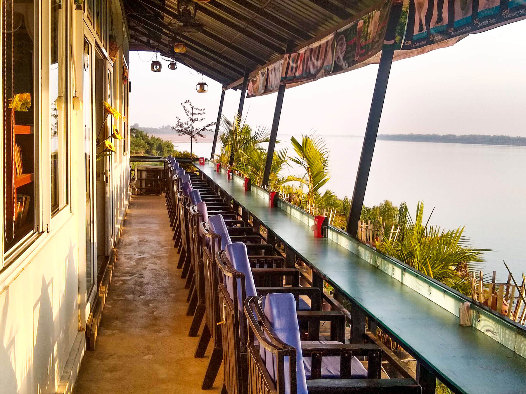 Restaurant Terrasse am Mekong Fluss in der Provinz Kratie, Kambodscha