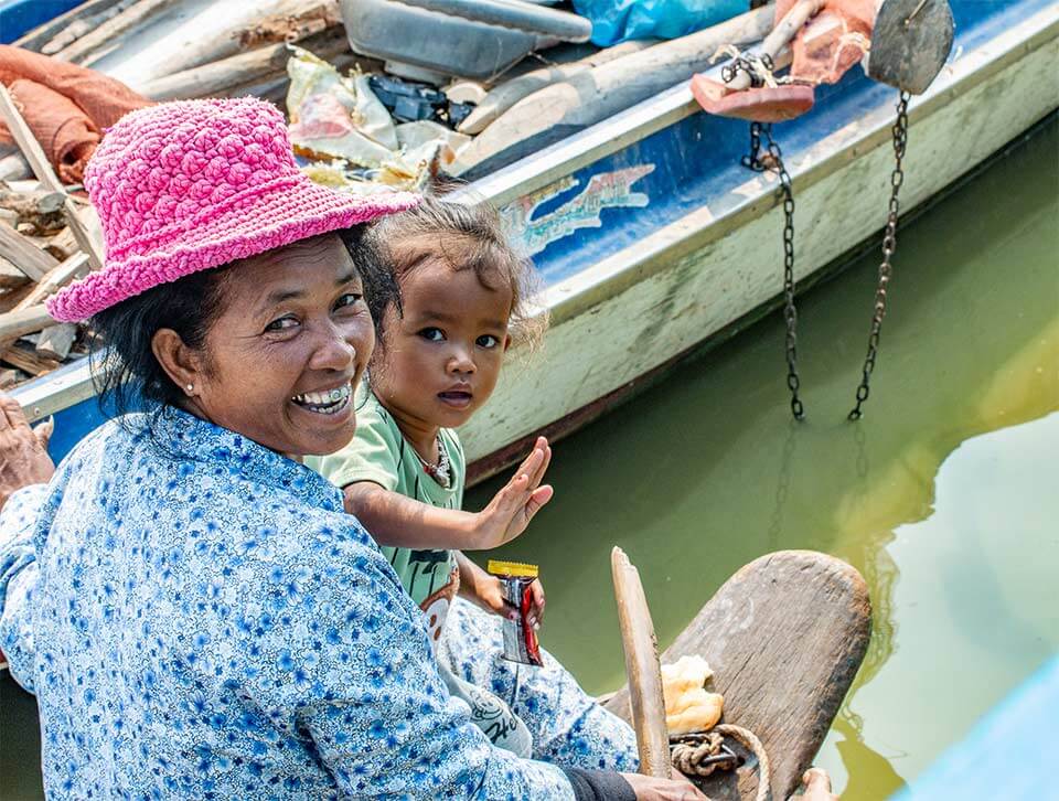 Kambodschanische Mutter mit ihrem Kind auf einem Boot - Floating Village