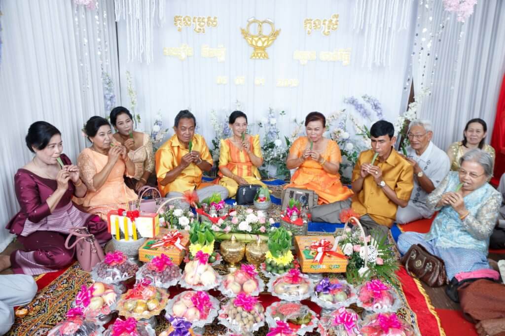 betel zeremonie alte familienmitglieder hochzeit kambodscha kimhuo