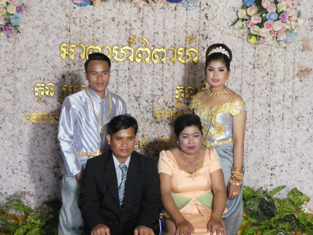 brautpaar eltern haende knie hochzeit kambodscha foto josef 2