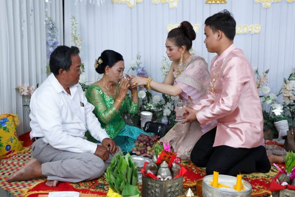 eltern ehren wasser zeremonie hochzeit kambodscha