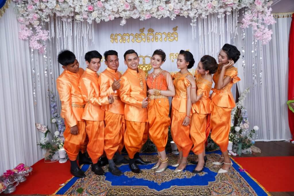 gruppenfoto brautpaar trauzeugen hochzeit kambodscha foto kimhuo