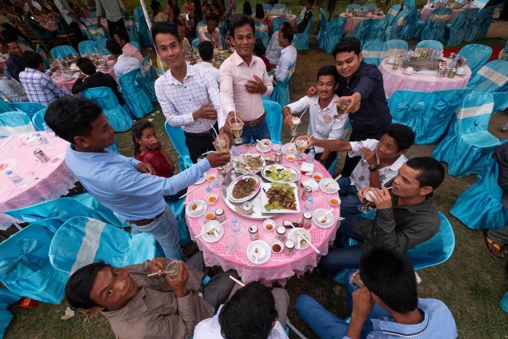 tisch rund hochzeit kambodscha maenner