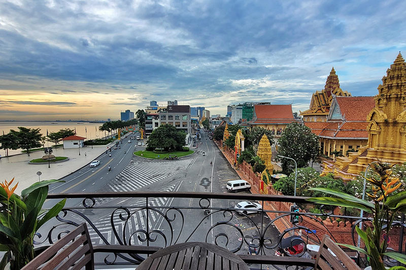 Blick vom Amanjaya Pancam Suites Hotel in Phnom Penh auf den Tonle Sap und Wat Ouna Lom. 