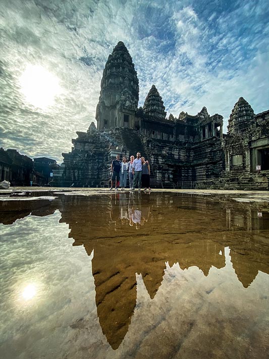 Gruppenbild vor dem Bakan., der 3. Ebene von Angkor Wat mit seinen fünf Türmen