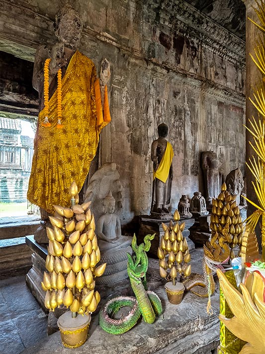 Buddhistische Steinfiguren mit Gaben am Angkor Wat