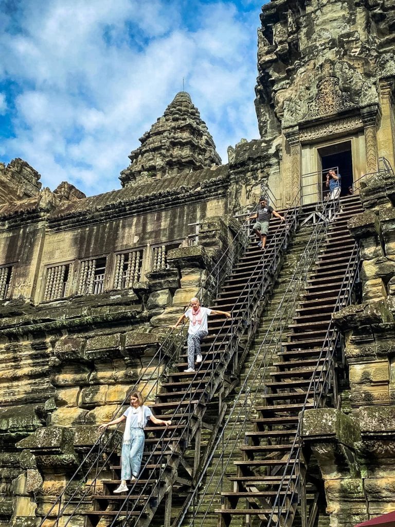 Meine Tochter und ich auf dem Weg nach unten nach unten auf der steilen Treppe von Angkor Wat 