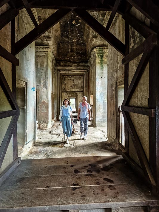 Meine Tochter und ich spazieren durch die Galerien von Angkor Wat