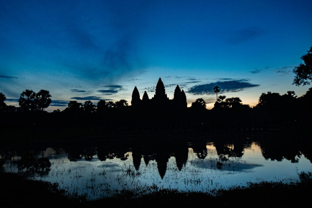Sonnenaufgang bei Angkor Wat kurz vor der blauen Stunde