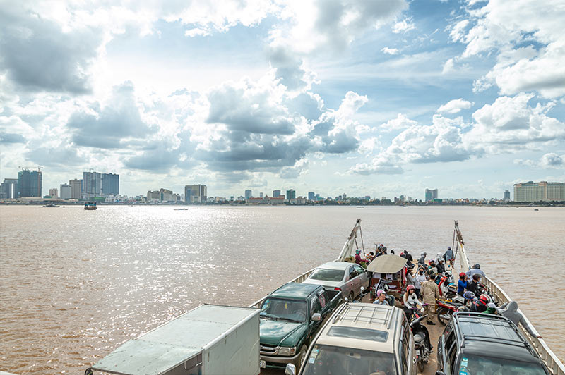 Fahrt mit der Fähre mit Blick auf die Hauptstadt Phnom Penh